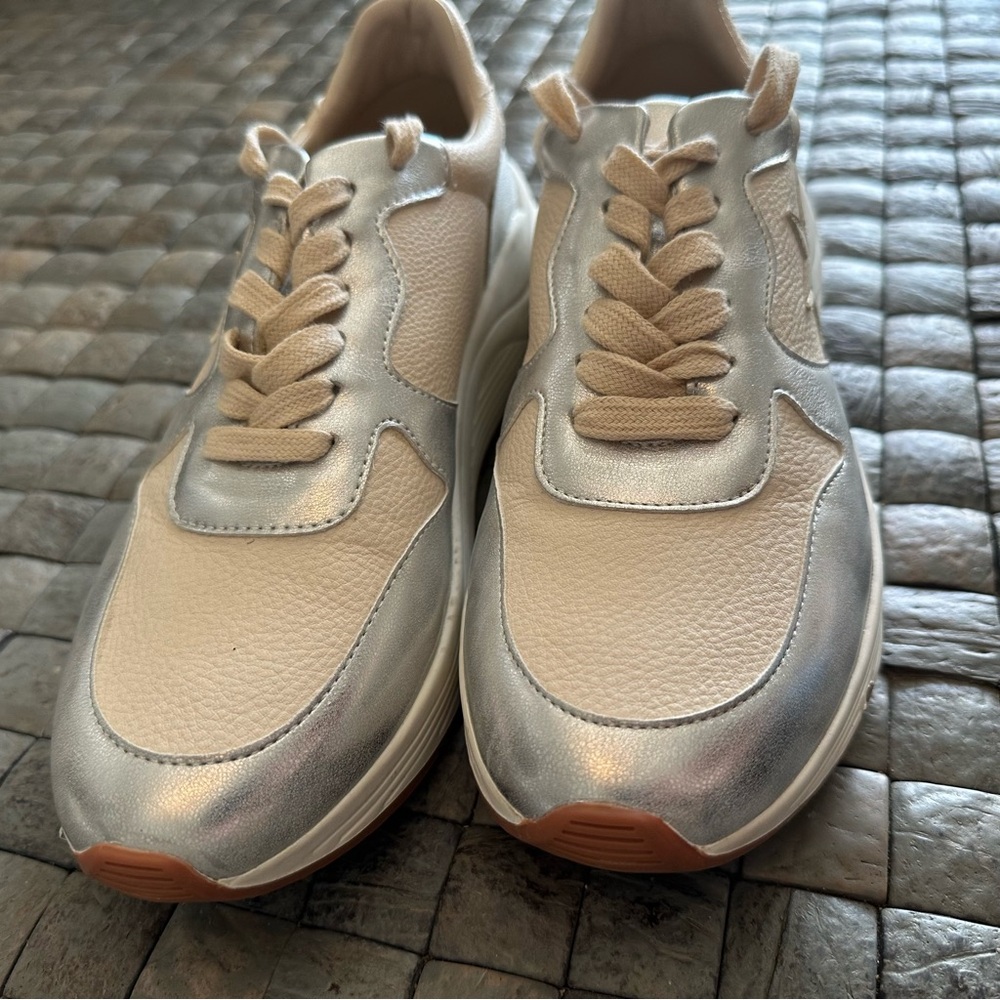 Oasis Society THE KAITLYN sneaker tennis shoes Size 7.5 Shooting Star - Picture 2 of 8